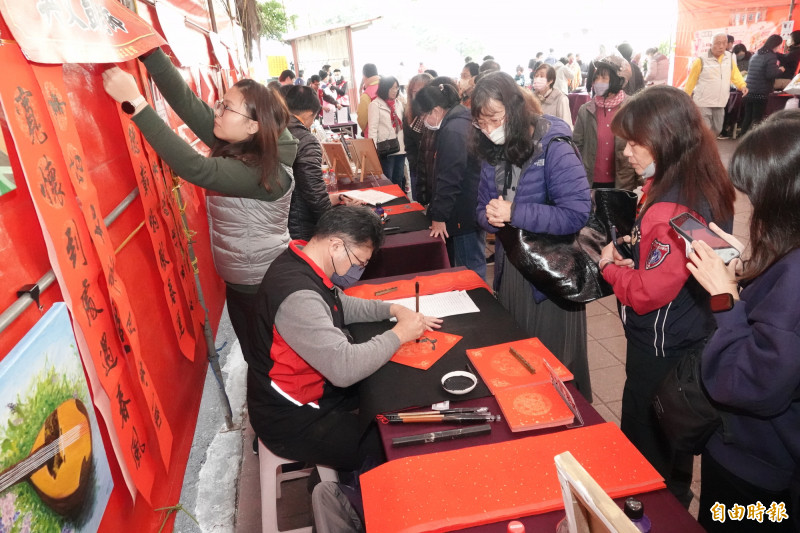 北區區公所今日在開基玉皇宮舉辦蛇來運轉慶新春春聯揮毫暨鎮北學堂成果展，民眾參與踴躍。（記者王姝琇攝）