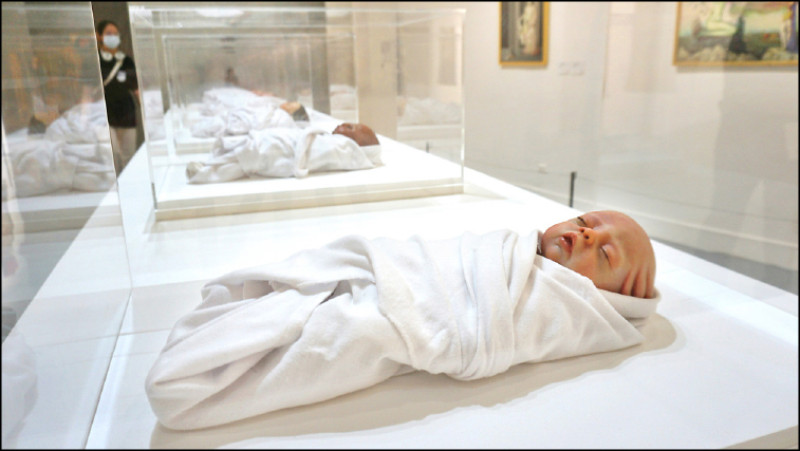 英國藝術家阿吉．海恩斯〈變形〉以極端想像描繪人類未來愈形惡化的處境。