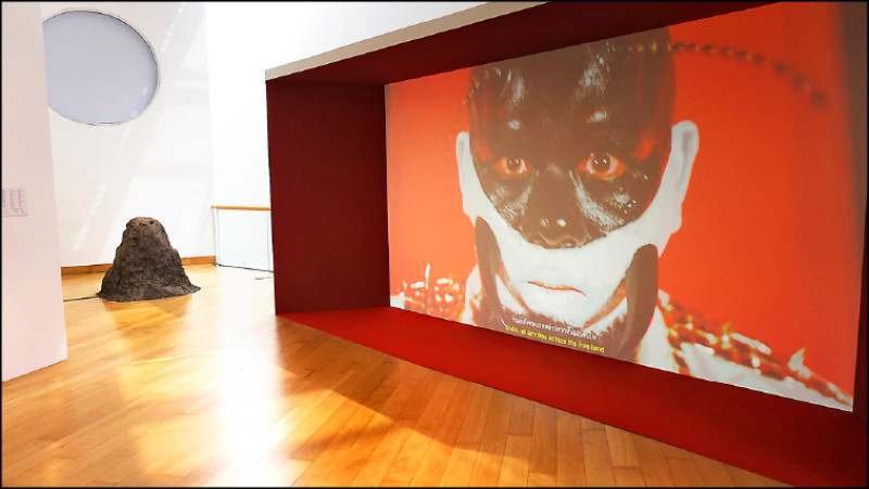 泰國藝術家Nuttapon Sawasdee〈白蟻進行曲〉單頻道影像、裝置，2024。