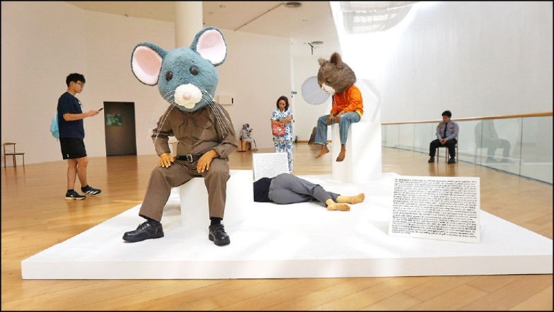 南韓藝術家金泓錫〈沉默的孤獨〉，以3座動物面孔的人身雕塑，控訴資本主義的無情。