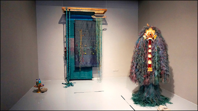 印尼藝術家阿里．貝瓦吉〈編織海洋〉（左）與朗達面具雕像作品。塑膠繩、皮革、木材、塑膠纖維、棉花、油漆，2024。