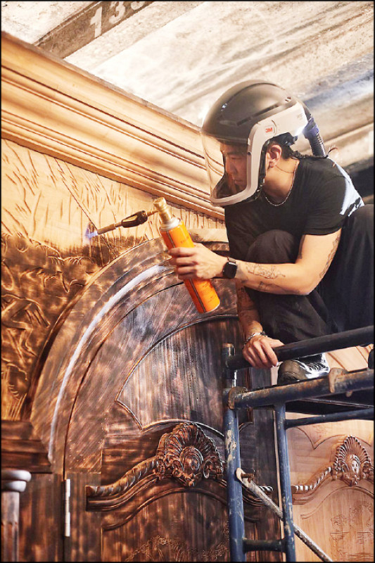 台灣藝術家呂咅彧以火槍為畫筆帶來獨特創作語彙。（Nova Contemporary提供）