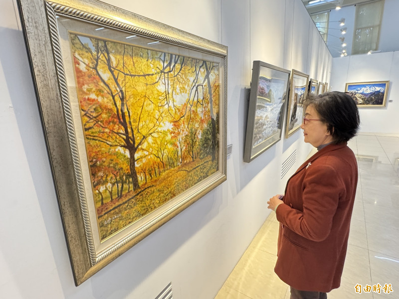 陳文珍個人油畫展，目前在台中市葫蘆墩文化中心展出，吸引民眾到場觀賞。（記者歐素美攝）