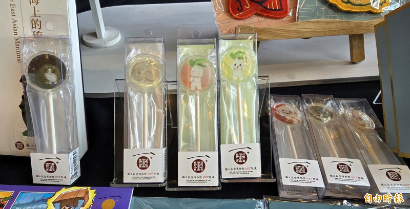 故宮文創商品最新推出的「寫生貓棒棒糖」（左），左2是清金廷標《仿陳書畫冊》 的〈眠犬〉，右邊就是小翠。（記者凌美雪攝）