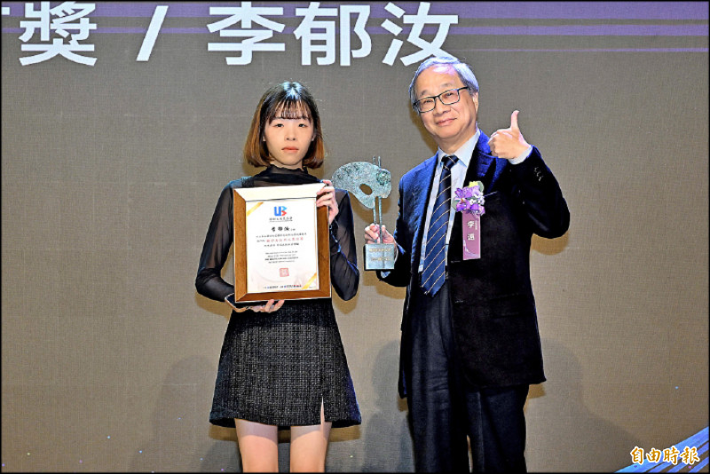 文化部長李遠（右）頒發聯邦美術新人獎首獎給李郁汝。（記者胡舜翔攝）