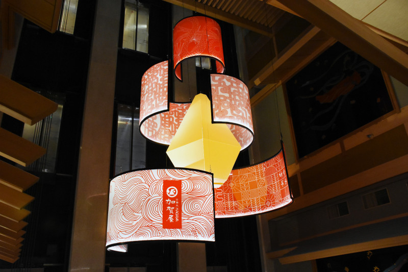 日勝生加賀屋以蛇龍包圍著水滴的意象裝飾館內。（日勝生加賀屋提供）