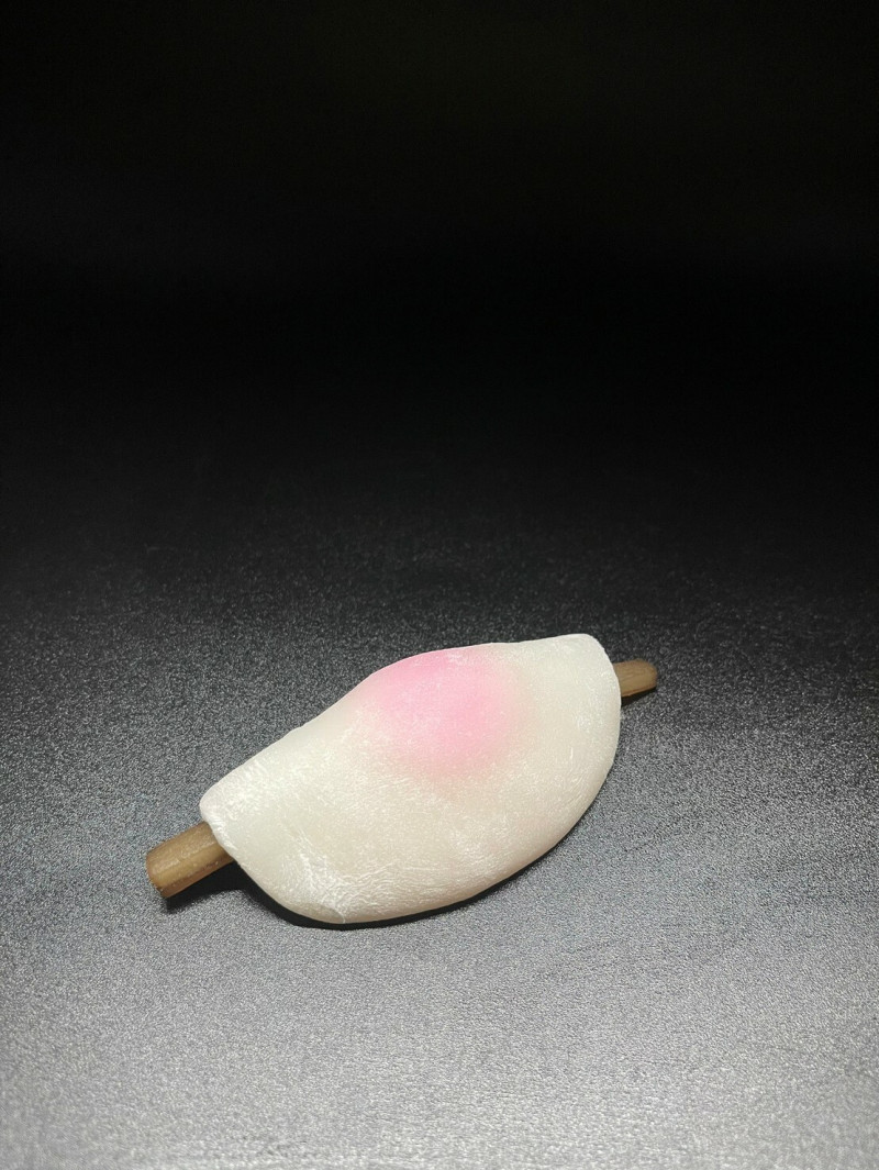 日勝生加賀屋初釜茶道，端出日本皇室過年必吃的「花瓣餅」。（日勝生加賀屋提供）