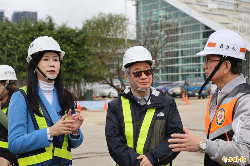 桃市立美術館工程追加缺口，副市長王明鉅（右）、立委萬美玲（左）爭取中央按比例補助，獲文化部長李遠（中）允諾全力支持向行政院爭取經費。（記者李容萍攝）
