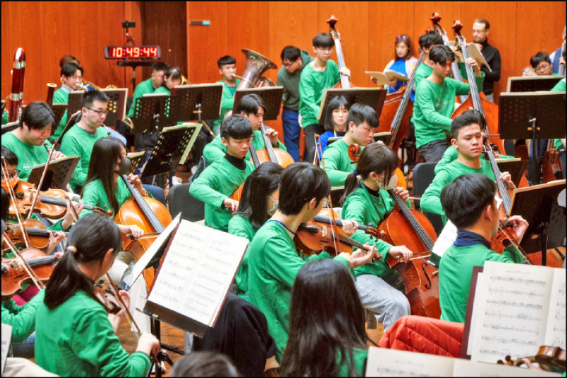 NSO老師群指導NSYO的青年音樂家們排練。（NSO提供）