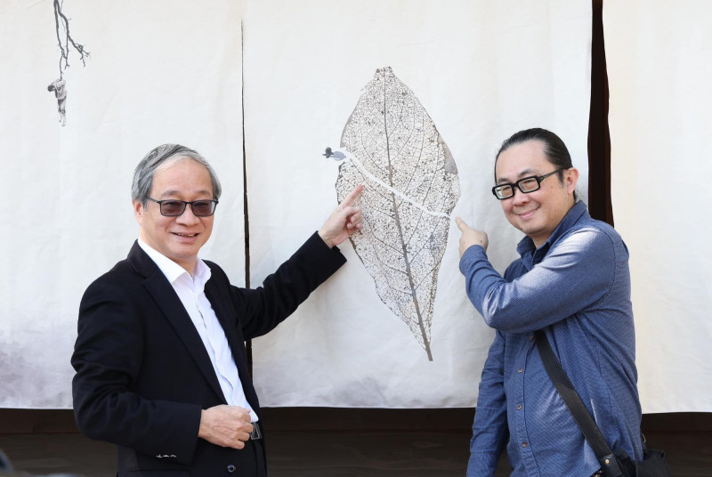 李遠（左）表示，昨日參加漫畫家交流會，現場的漫畫家們都對預算的删減感到非常憂心。李遠看到阮光民的畫，有感而發：「大幅刪減文化預算就像是斷了葉子的葉脈，葉子終將枯萎而死。」（翻攝自李遠臉書）