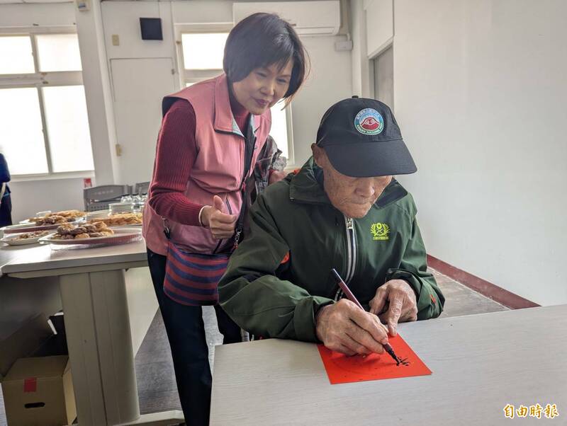 103歲郝長興（右）80歲起自學書法。（記者王善嬿攝）