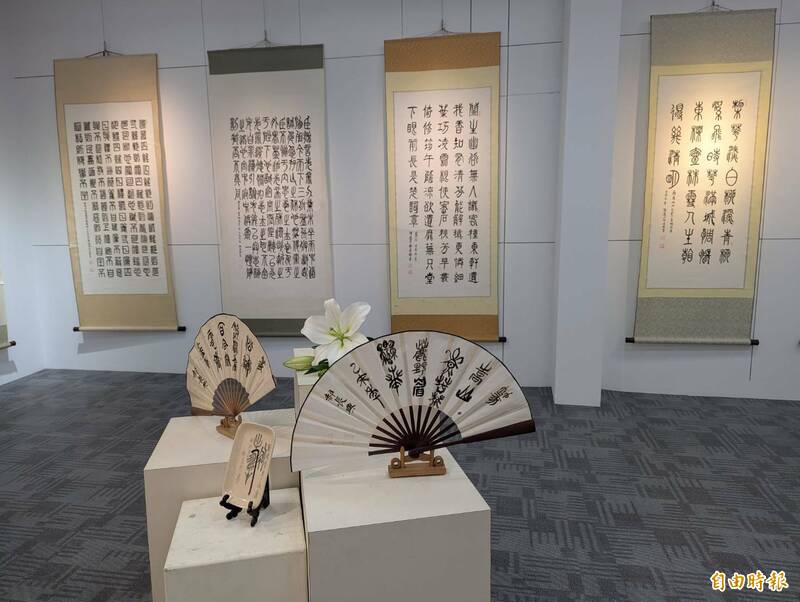 郝長興喜愛以篆書、甲骨文為書寫書法的題材。（記者王善嬿攝）