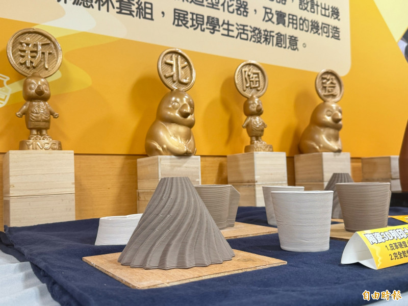 傳統製陶工藝結合3D列印，打造地方產業特色魅力兼具環保的陶「意（指創意）」作品。（記者董冠怡攝）
