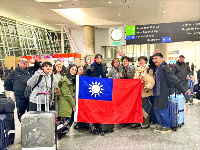 曉劇場製作與演出團隊抵達紐約，在機場合影。（曉劇場提供）