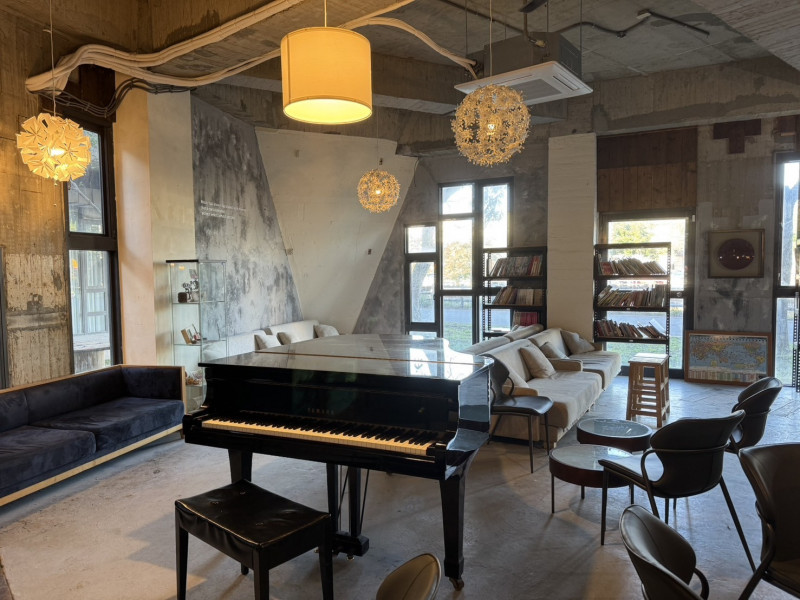 「親愛愛樂」打造台鐵竹東舊宿舍區成「音樂巷」，公共空間的鋼琴等都可以免費提供鄉親練習。（親愛愛樂提供）