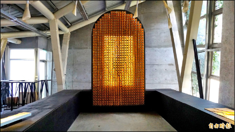 光明燈牆如同一座以信仰為中心的「半島」。（記者董柏廷攝）