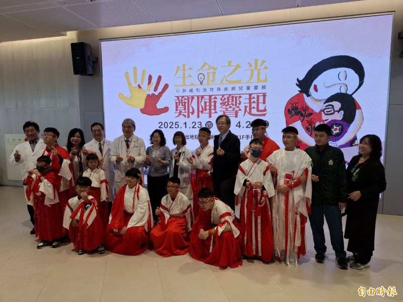 「生命之光，鄭陣響起」公益畫展今天上午在高醫岡山醫院熱鬧揭開序幕。（記者蘇福男攝）