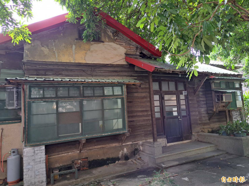 新竹高商21棟日式建築宿舍群經文化局文資審議委員會召開文資大會決議，僅保留其中1棟持續列冊追蹤，其餘解列由學校規劃使用，校長劉曉雯感謝委員考量學校發展與學生就學需求。（記者洪美秀攝）
