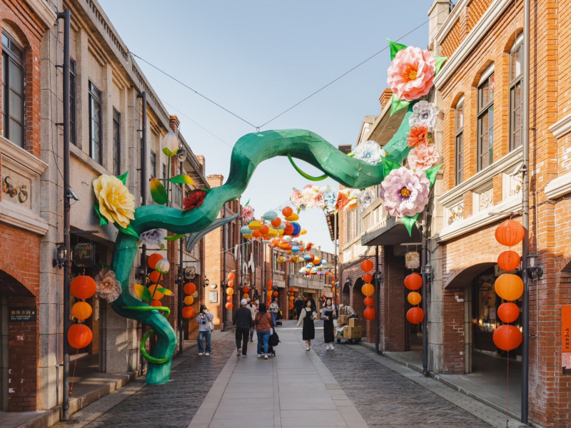 宜蘭傳藝園區文昌街被營造成「百花齊天」全新街景。（宜蘭傳藝園區提供）