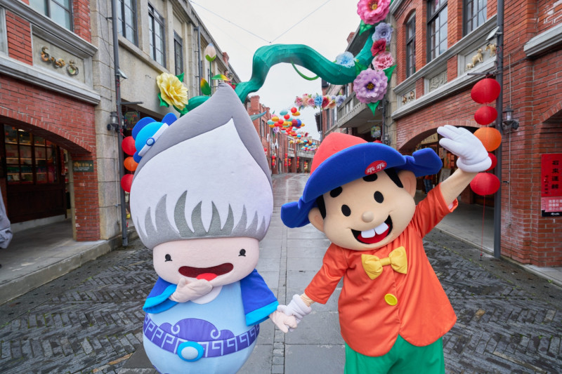 吉祥物走進文昌街為園區增添不少喜氣。（宜蘭傳藝園區提供）