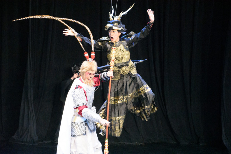 齊天大聖鬧龍宮的高空特技演出。（宜蘭傳藝園區提供）