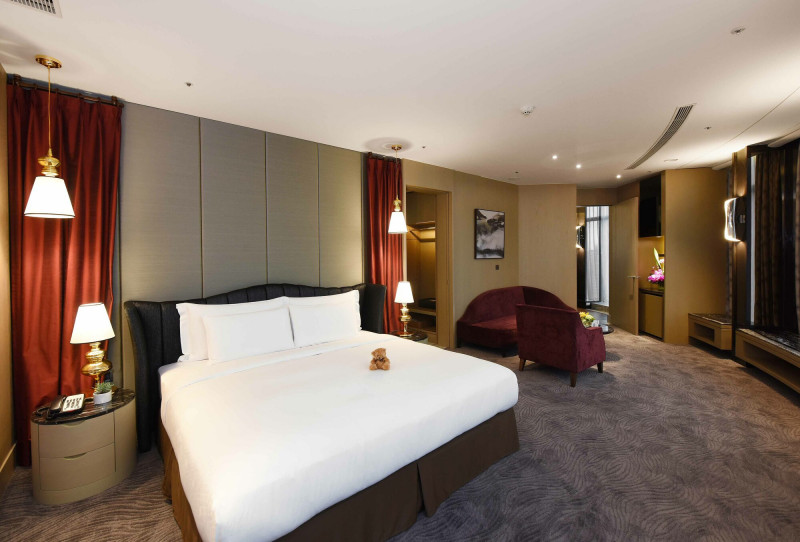 凡福容會員單筆消費滿額即可參加抽獎，有機會贏得福容桃園機場捷運A8店-福容套房住宿券。（福容大飯店提供）