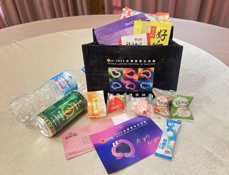每房附贈「桃園好棧台灣燈會限量小禮袋」，內含桃園市內各觀光工廠相關產品。（福容大飯店提供）