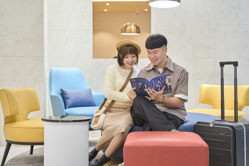 福容徠旅林口及福容徠旅中壢，於燈會期間推出兩大兩小入住集旅4人房優惠專案，再享延遲退房至下午1點。（福容大飯店提供）