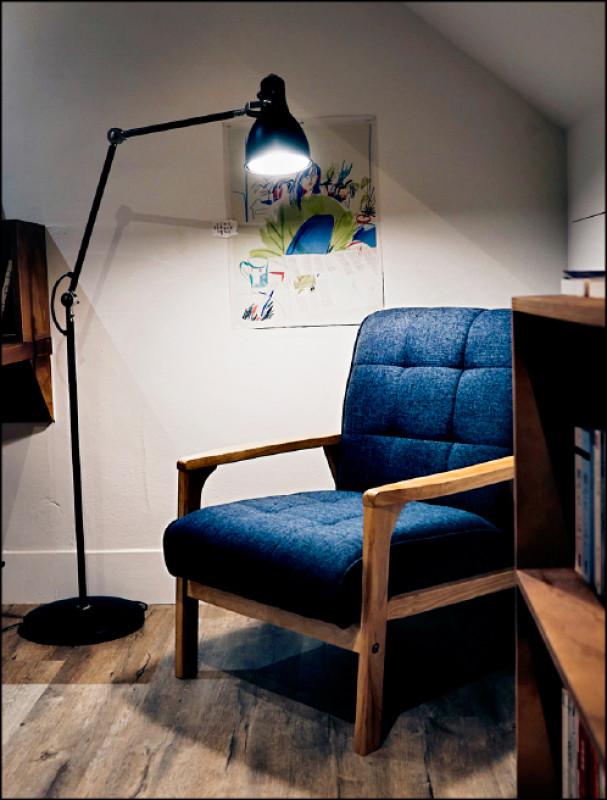 渺渺書店地下室。