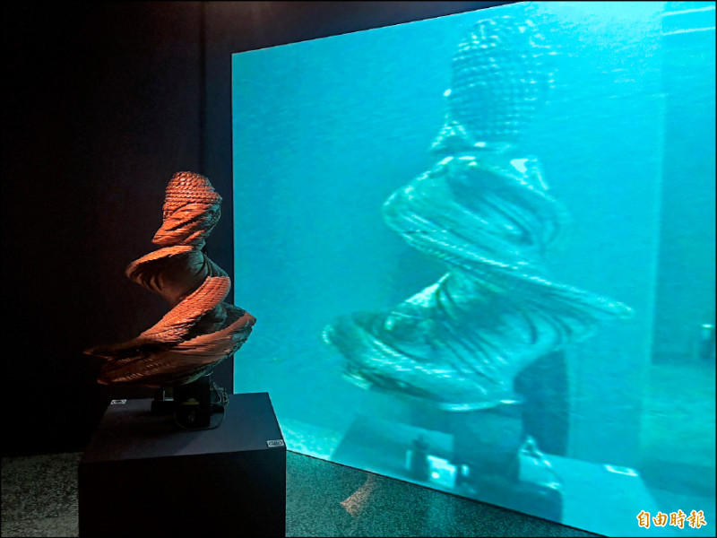 羅禾淋〈數位佛陀〉，以3D列印打造扭曲佛像，再透過攝影機與感應器，還原其原貌，探討媒體再現與真實的關係。（記者董柏廷攝）