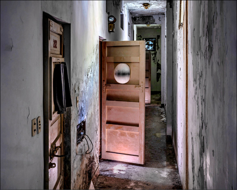 安康接待室的羈押囚房有半球體狀壓克力監視孔，便於駐點人員監視嫌疑者一舉一動。（沈昭良提供）