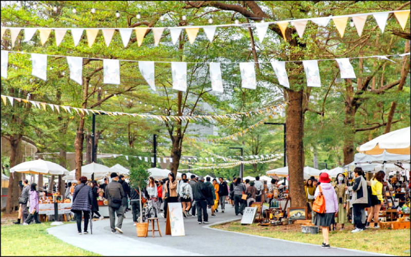 高美館初二至初五在戶外園區舉辦主題市集。（好好手感微笑市集提供）