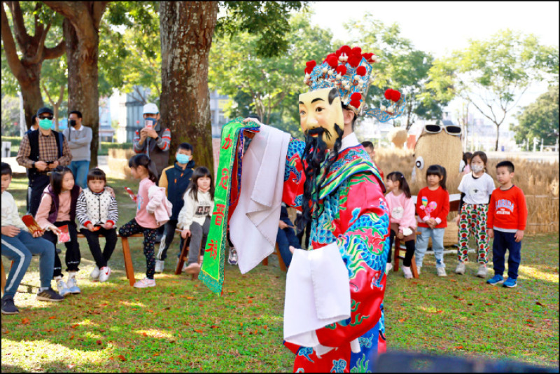 工藝中心推出邀請財神爺跳加官賀新年。（工藝中心提供）