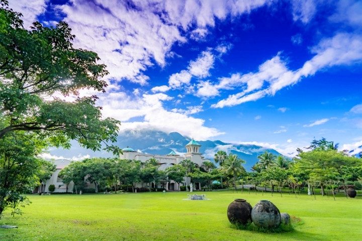 理想大地擁有廣闊綠地，優美的自然風光讓遊客流連忘返。（理想大地渡假飯店提供）