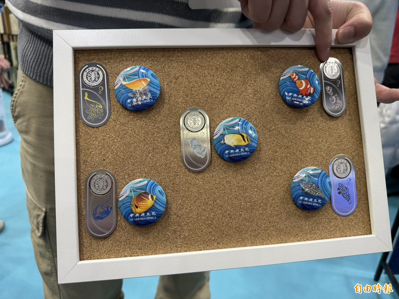 只要有在中研院台北書展攤位消費，就可以扭蛋，扭蛋中有中研院為本次書展特別打造的書籤跟徽章。（記者楊媛婷攝）