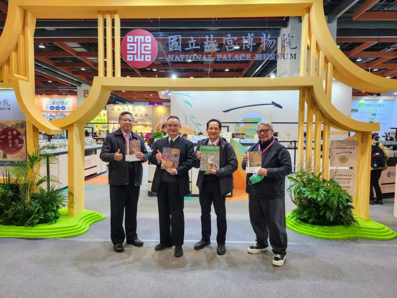台北國際書展的故宮展區今開幕，故宮院長蕭宗煌（左2）介紹出版品特色。（故宮提供）