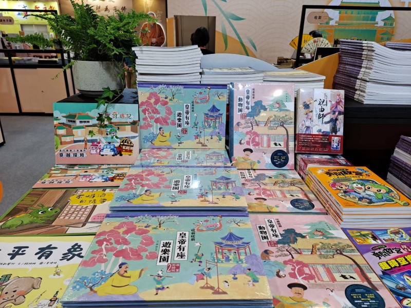 暢銷作家書展帶逛皇帝遊樂園   故宮月刊銅板價挖文物寶庫
