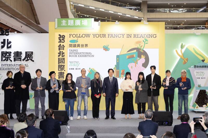 總統賴清德（右6）於開幕典禮上，頒發「2025台北國際書展大獎」予各獎項得主。（文化部提供）
