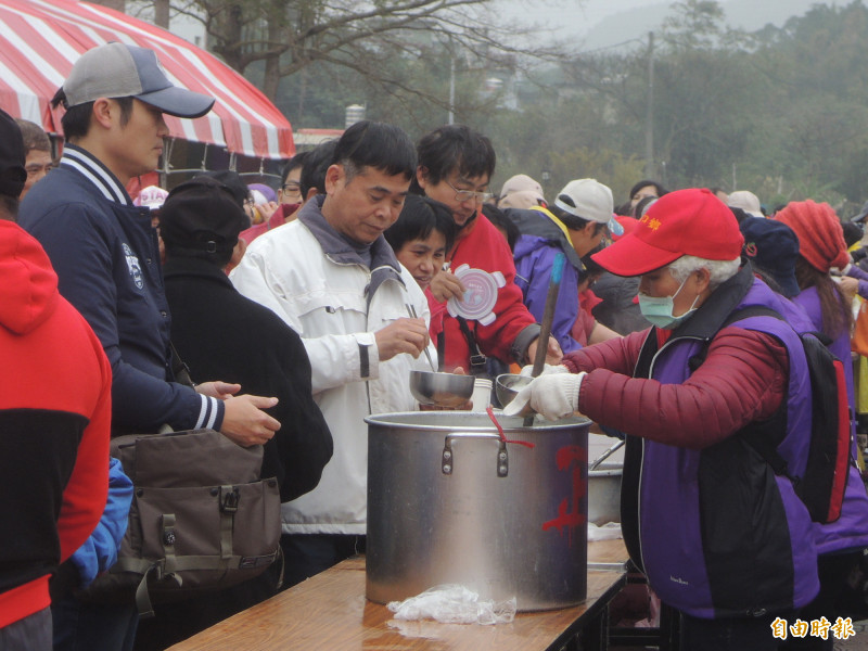 值年爐主及沿途家戶會準備豐盛的美食，招待遶境的神明隊伍及鄉親好友，象徵感恩與共福的精神！（資料照，記者廖雪茹攝）