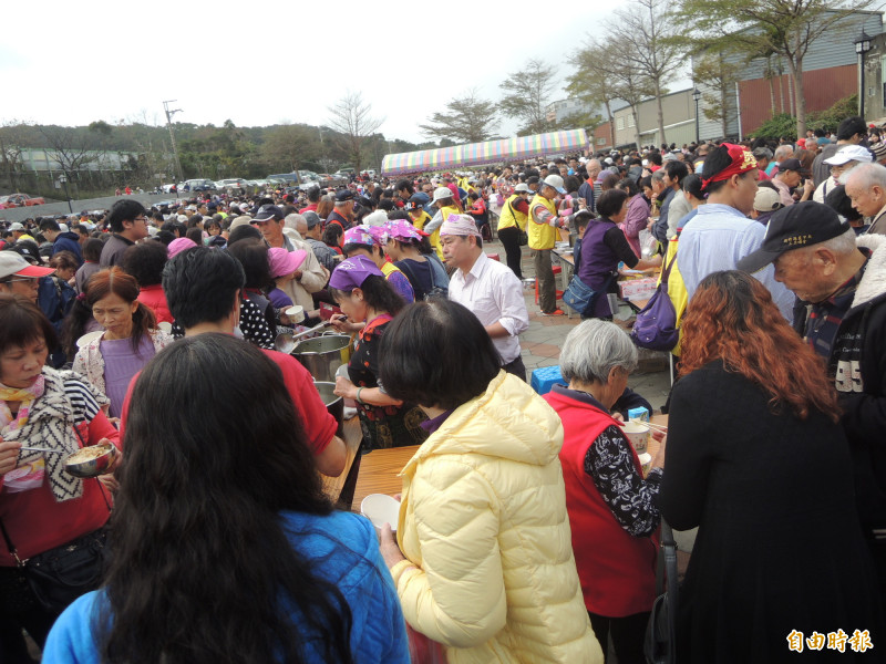 值年爐主及沿途家戶會準備豐盛的美食，招待遶境的神明隊伍及鄉親好友，象徵感恩與共福的精神！（資料照，記者廖雪茹攝）