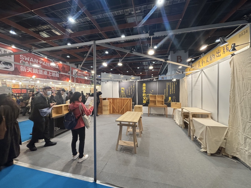 亮語文創清冷攤位，與其他出版社洶湧人潮形成強烈對比。（記者董柏廷攝）