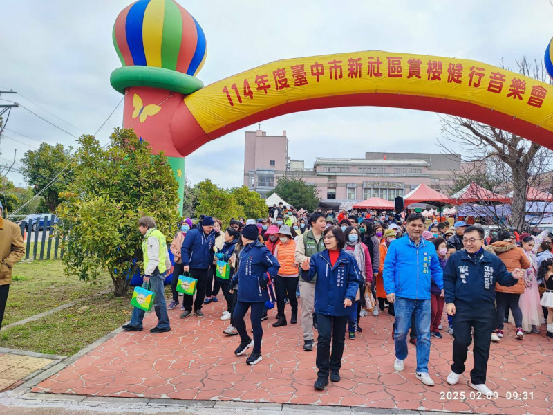 新社區公所舉辦「新社賞櫻健行音樂會」活動，引大批民眾參加。（新社區公所提供）