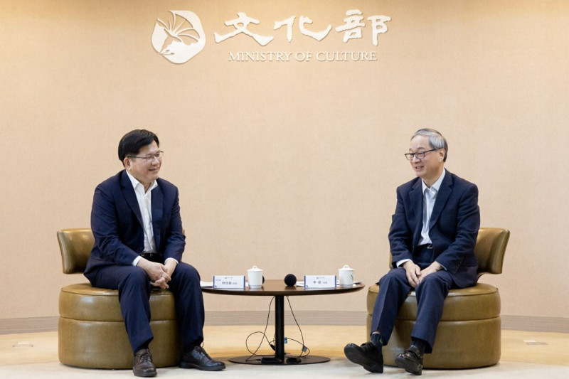 外交部長林佳龍和文化部長李遠討論合作推動文化外交。（外交部提供）