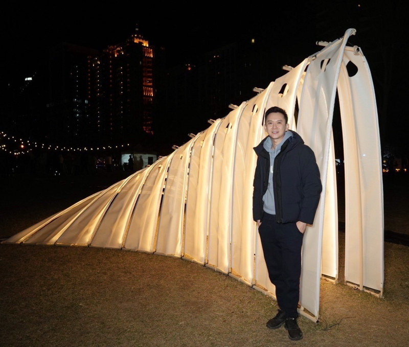 〈半伴〉為Odyssey團隊藝術家吳冠薇、陳煜任與張峻瑋共同創作，竹北市長鄭朝方歡迎市民朋友蒞臨欣賞。（竹北市公所提供）