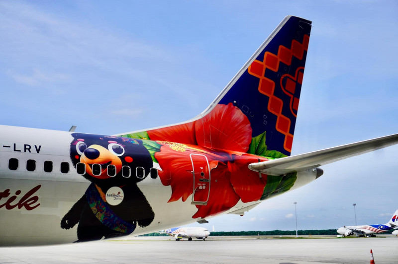 峇迪航空機身彩繪2026馬來西亞旅遊年的官方吉祥物「馬來熊」。（馬來西亞觀光局提供）
