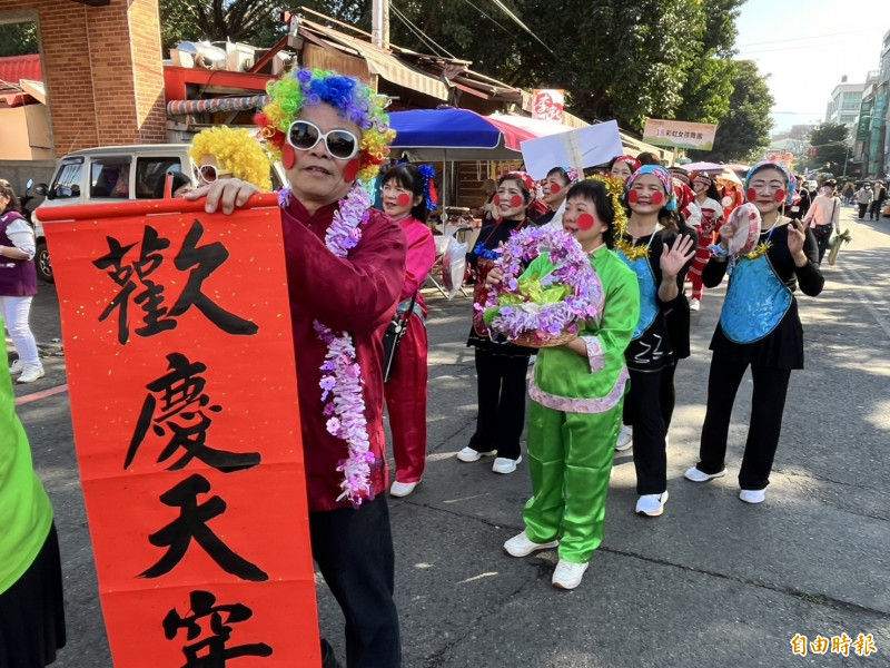 「第58屆竹東天穿日台灣客家山歌比賽」，今（15）日上午以踩街活動揭開序幕，18支隊伍展現繽紛的多元文化。（記者廖雪茹攝）