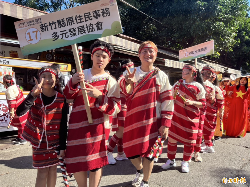 「第58屆竹東天穿日台灣客家山歌比賽」，今（15）日上午以踩街活動揭開序幕，18支隊伍展現繽紛的多元文化。（記者廖雪茹攝）