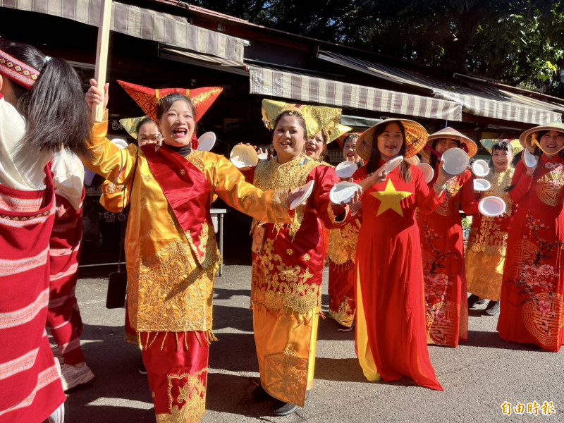 「第58屆竹東天穿日台灣客家山歌比賽」，今（15）日上午以踩街活動揭開序幕，18支隊伍展現繽紛的多元文化。（記者廖雪茹攝）