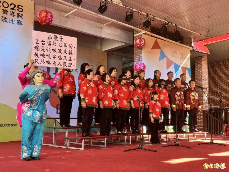 「第58屆竹東天穿日台灣客家山歌比賽」今起4天歌喉戰，今天上午暖場表演。（記者廖雪茹攝）
