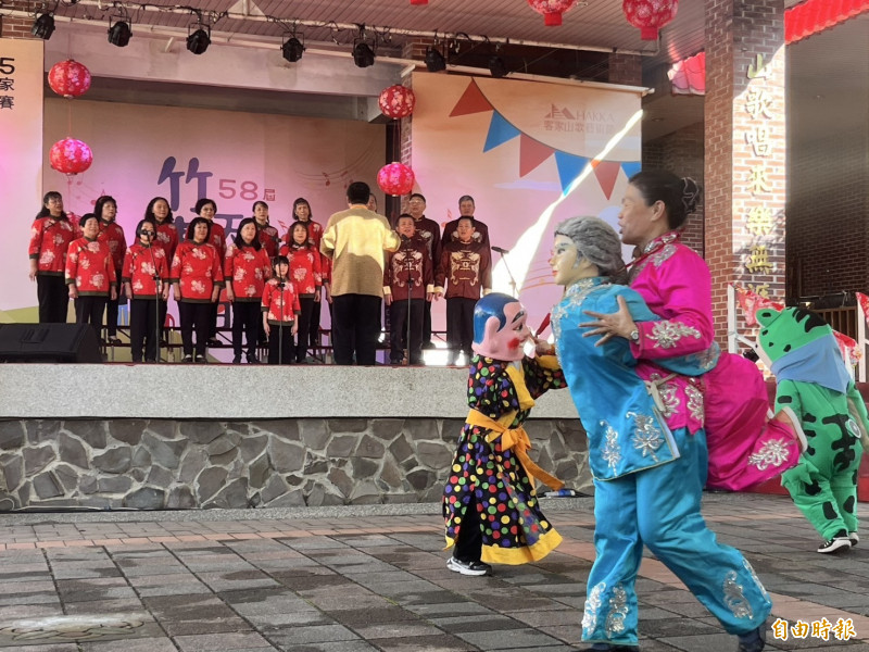「第58屆竹東天穿日台灣客家山歌比賽」今起4天歌喉戰，今天上午暖場表演。（記者廖雪茹攝）
